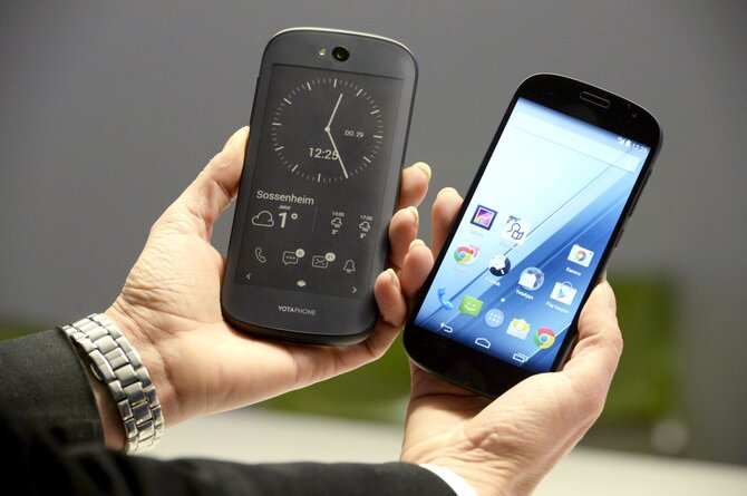 „Scanpix“/AP nuotr./„Yotaphone 2“ išmanusis telefonas