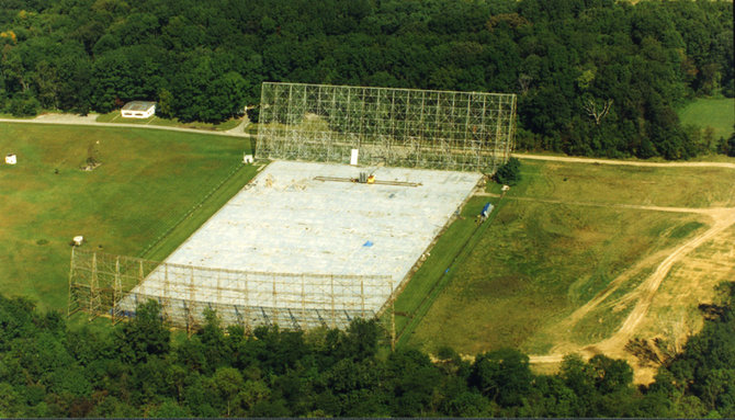 Ohajo valstijos universiteto nuotr./„Big Ear“ radijo teleskopas – 1998 metais jis buvo išmontuotas