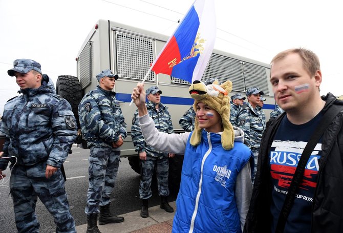 AFP/„Scanpix“ nuotr./Maskvos gatvėse žmonės šventė Rusijos rinktinės pergalę prieš Ispaniją.