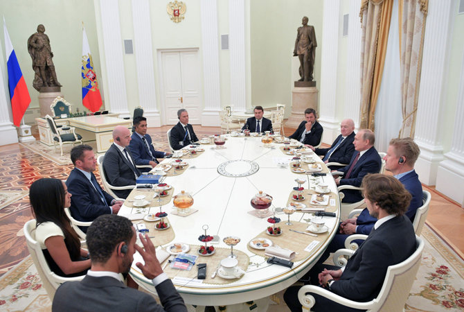 „Scanpix“ nuotr./Kremliuje Vladimiras Putinas sukvietė legendinius futbolininkus ir FIFA prezidentą G.Infantino.