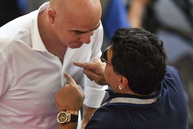 AFP/„Scanpix“ nuotr./FIFA prezidentas Gianni Infantino ir Diego Maradona