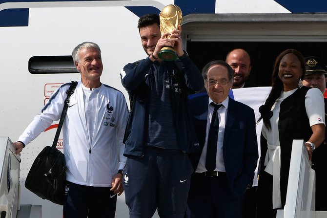 „Scanpix“ nuotr./Paryžius sutiko savo didvyrius – pasaulio čempione tapusią Prancūzijos futbolo rinktinę.
