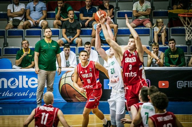 FIBA nuotr./Gediminas Petrauskas ir jo treniruojama Lietuvos jaunimo (iki 18 metų) rinktinė Europos čempionatą pradėjo pergale prieš Serbiją.