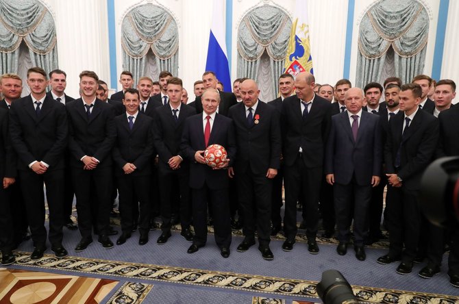 „Scanpix“ nuotr./Vladimiras Putinas Kremliuje priėmė Rusijos futbolo rinktinę.