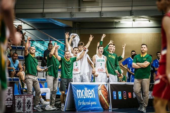 FIBA nuotr./Gediminas Petrauskas ir jo treniruojama Lietuvos jaunimo (iki 18 metų) krepšinio rinktinė.