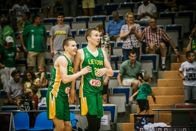 FIBA nuotr./Lietuvos jaunimo (iki 18 metų) krepšinio rinktinė. rokas Jokubaitis ir Erikas Venskus