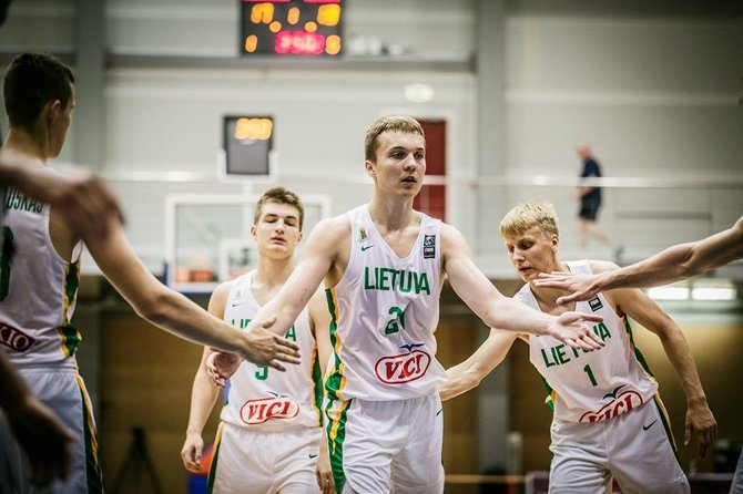 FIBA nuotr./Erikas Venskus ir Lietuvos jaunimo (iki 18 metų) rinktinė rungtynėse su Bosnija ir Hercegovina.