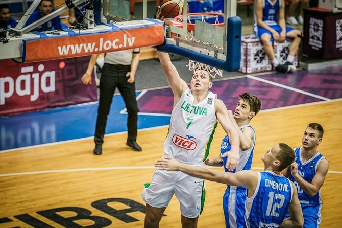 FIBA nuotr./Gertautas Urbonavičius ir Lietuvos jaunimo (iki 18 metų) rinktinė 104:71 sutriuškino bosnius.