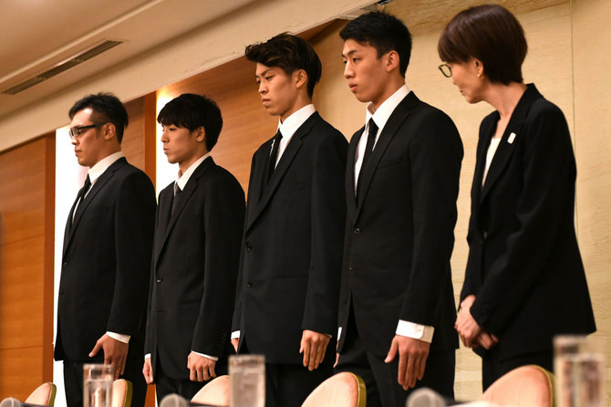 „Scanpix“/AP nuotr./Į sekso skandalą patekę keturi Japonijos krepšininkai, o taip pat krepšinio asociacijos atstovai viešai atsiprašė.