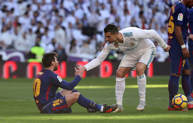 „Reuters“/„Scanpix“ nuotr./C.Ronaldo (dešinėje) ir L.Messi titulų lenktynės puošia futbolą.