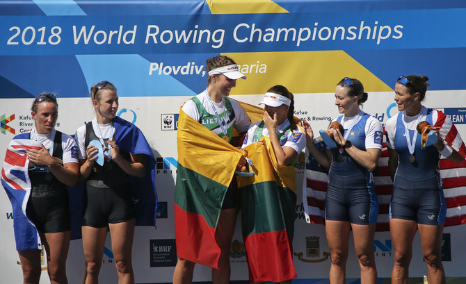 „Scanpix“/AP nuotr./Milda Valčiukaitė ir Ieva Adomavičiūtė triumfavo pasaulio pirmenybėse Bulgarijoje.