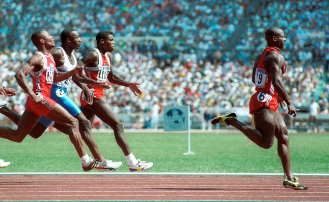 „Reuters“/„Scanpix“ nuotr./Benas Johnsonas laimėjo 100 metrų bėgimo finalą 1988 metų olimpinėse žaidynėse, bet po trijų dienų neteko aukso medalio dėl dopingo.