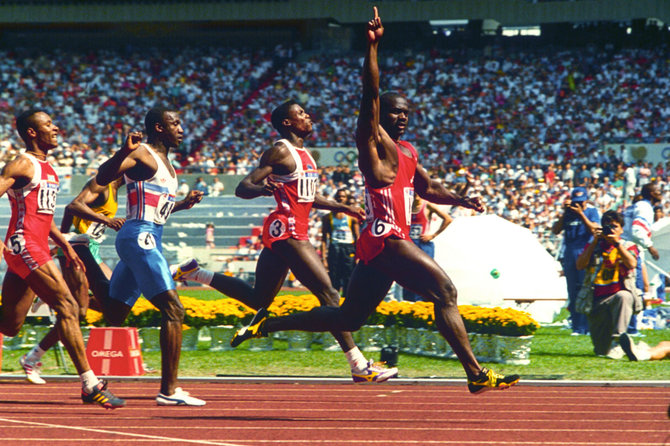 „Scanpix“ nuotr./Benas Johnsonas laimėjo 100 metrų bėgimo finalą 1988 metų olimpinėse žaidynėse, bet po trijų dienų neteko aukso medalio dėl dopingo.