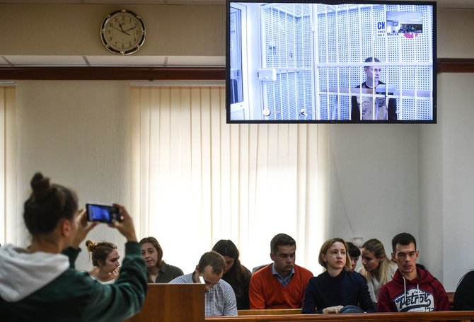 „Scanpix“ nuotr./Aleksandras Kokorinas pasirodė Maskvos teisme.