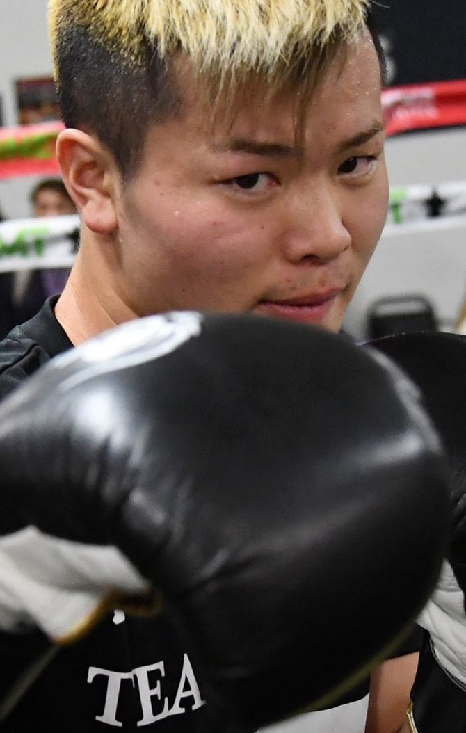 AFP/„Scanpix“ nuotr./Floydas Mayweatheris ir Tenshinas Nasukawa pristatė kovą, kuris vyks gruodžio 31 dieną Tokijuje