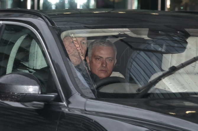 „Scanpix“ nuotr./Antradienį atleistas Jose Mourinho palieka savo apartamentus Mančesteryje.