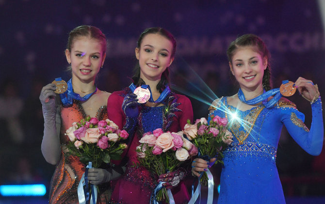 „Scanpix“ nuotr./Rusijos dailiojo čiuožimo čempionate ant garbės pakylos lipo jaunos sportininkės: Aleksandra Trusova (kairėje), Ana Ščerbakova ir Aliona Kostornaja (dešinėje).