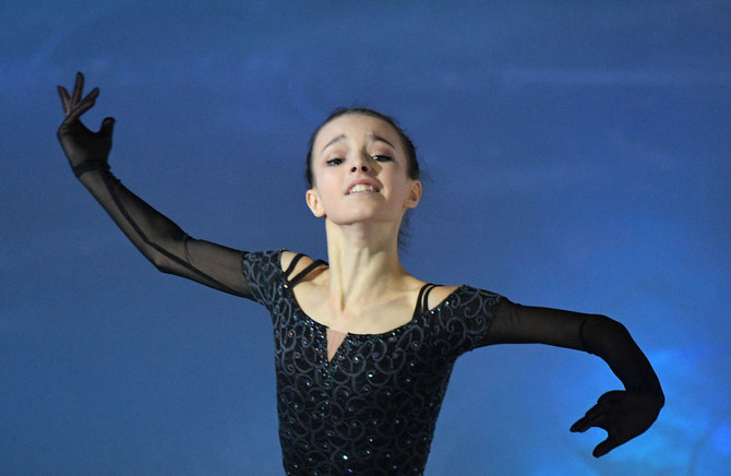 „Scanpix“ nuotr./Rusijos dailiojo čiuožimo čempionate ant garbės pakylos lipo jaunos sportininkės. Nugalėjo Ana Ščerbakova.