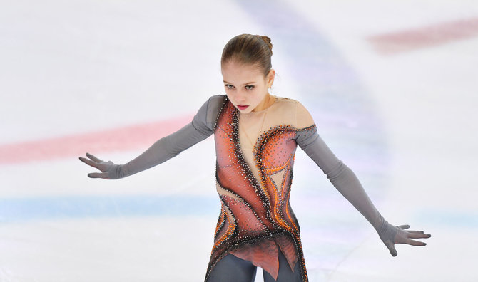 „Scanpix“ nuotr./Rusijos dailiojo čiuožimo čempionate ant garbės pakylos lipo jaunos sportininkės. Aleksandra Trusova