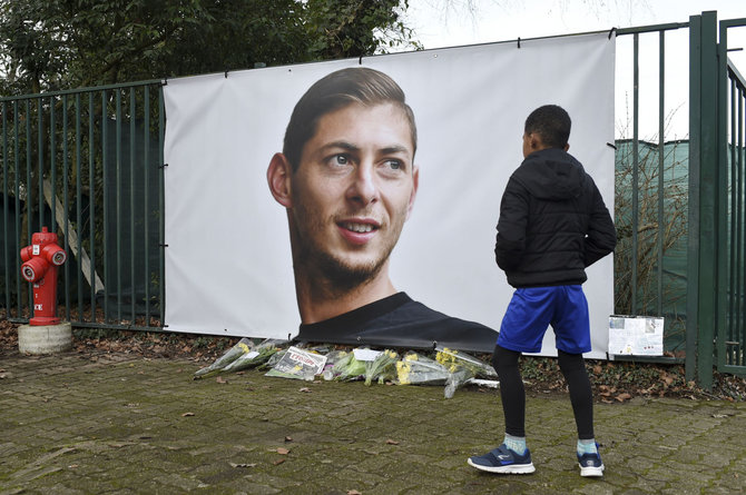 Žmonės Prancūzijos mieste Nante meldžiasi už futbolininką Emiliano Salą.