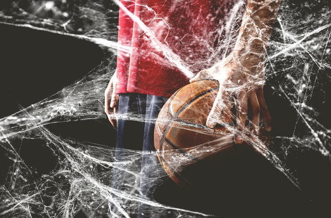 Donato Gvildžio piešinys/Krepšinio tamsioji pusė – sportą apraizgęs sutartų rungtynių voratinklis.