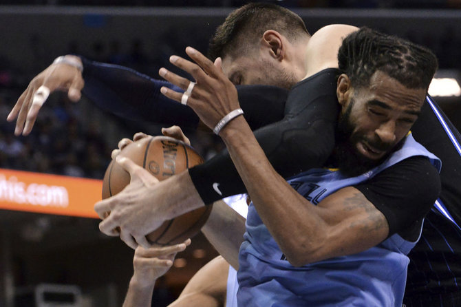 „Scanpix“/AP nuotr./M.Conley ir N.Vučevičius mače, kuriame „Memhis Grizzlies“ komanda pranoko „Orlando Magic“.