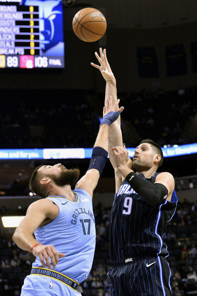 „Scanpix“/AP nuotr./Jonas Valančiūnas ir Nikola Vučevičius rungtynėse, kuriose „Memphis Grizzlies“ komanda pranoko „Orlando Magic“.