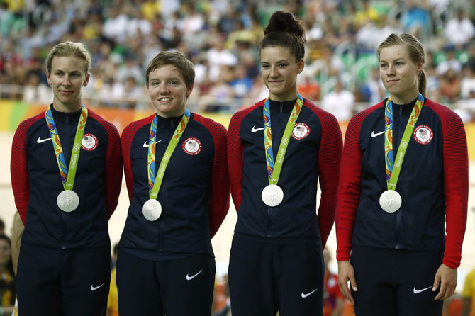 „Scanpix“ nuotr./Kelly Catlin (antra iš kairės) olimpinėse žaidynėse su JAV rinktine laimėjo sidabrą.