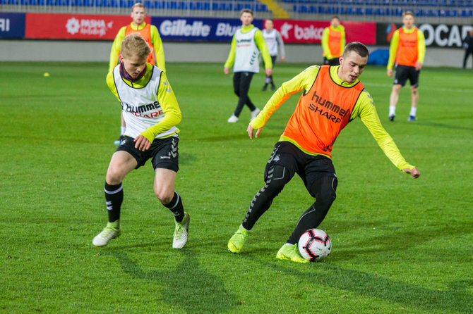 lff.lt/Lietuvos futbolo rinktinė Azerbaidžane. Paulius Golubickas ir Rolandas Baravykas. 