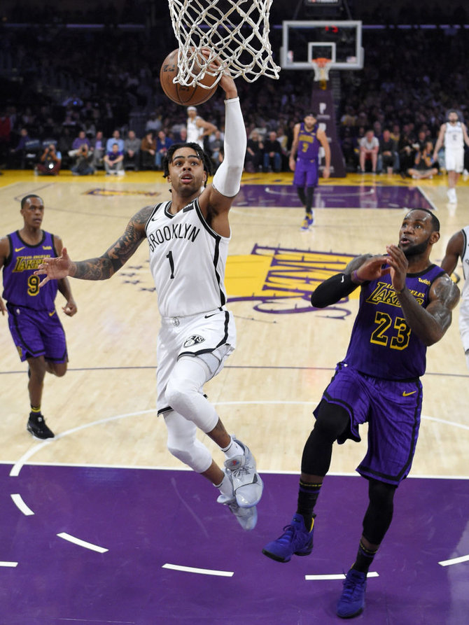 „Scanpix“/AP nuotr./LeBronas Jamesas nusivylęs – „Lakers“ sezonas nevykęs.