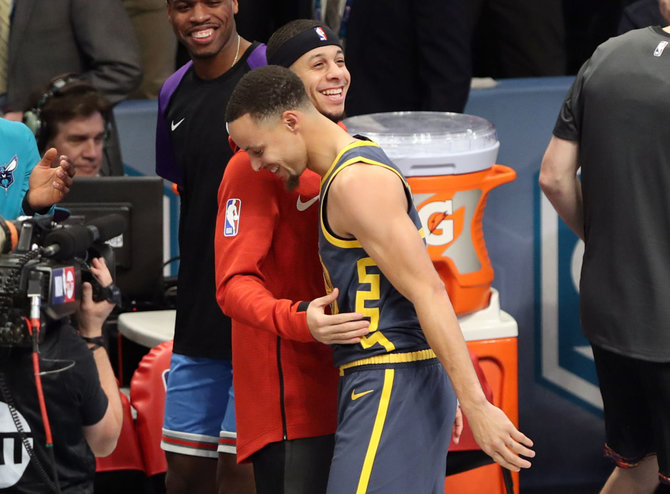 „Scanpix“ nuotr./Sethas ir Stephenas Curry susitiks NBA Vakarų konferencijos finale.