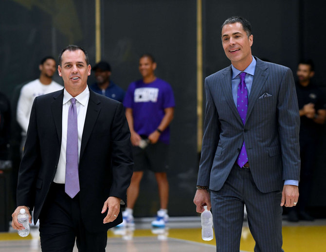 „Scanpix“ nuotr./„Los Angeles Lakers“ naujasis treneris Frankas Vogelis ir vadovas Robas Pelinka (dešinėje).
