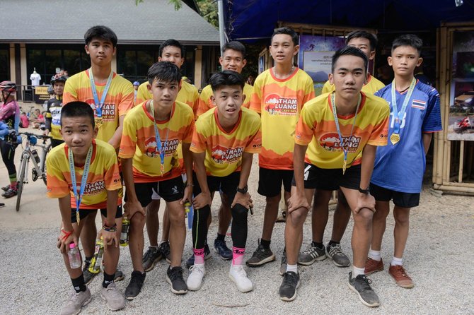 „Scanpix“ nuotr./„Laukinių šernų“ futbolo komanda minėjo išgelbėjimo iš užtvindyto urvo Tailande metines.