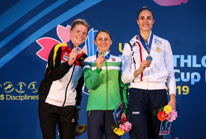 UIPM nuotr./Laura Asadauskaitė Zadnieprovskienė, Annika Schleu (kairėje) ir Elodie Clouvel (dešinėje).