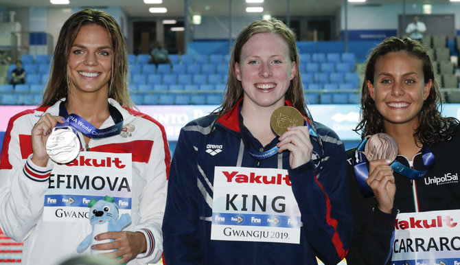 „Scanpix“ nuotr./100 m krūtine čempione tapo Lilly King (viduryje), sidabras atiteko Julijai Jefimovai, o bronza - italei Martinai Carrero.