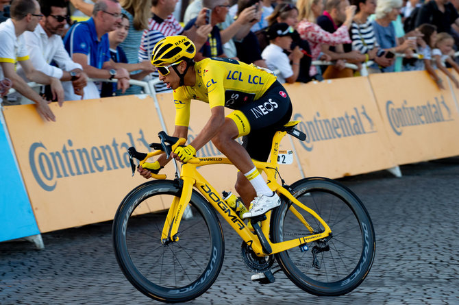 „Reuters“/„Scanpix“ nuotr./Eganas Bernalas triumfavo „Tour de France“ lenktynėse.