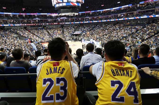 „Scanpix“ nuotr./„Nets“ pranoko „Lakers“ ekipą NBA ikisezoninėse rungtynėse Kinijoje.