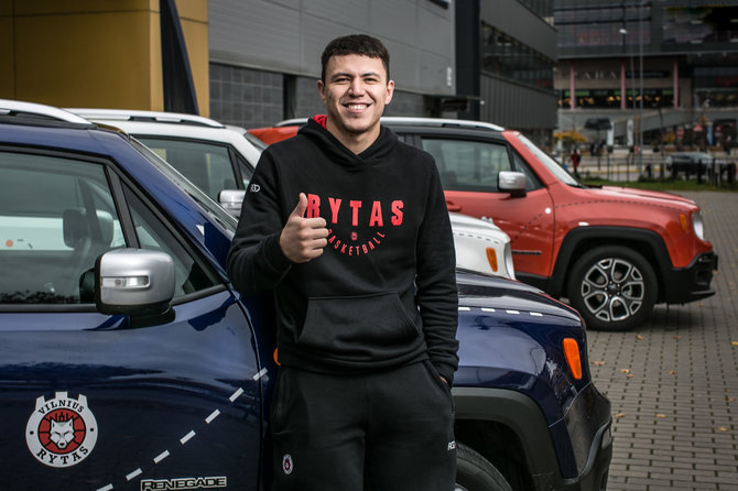 Organizatorių nuotr./Vilniaus „Ryto“ krepšininkai sėdo į naujus automobilius.