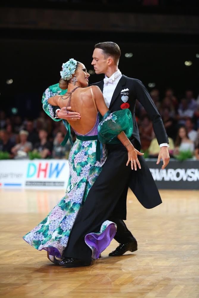 Organizatorių nuotr./Vaidotas Lacitis bei Veronika Golodneva-Lacitienė yra pasaulyje geriausių standartinių sportinių šokių šokėjų porų penketuke. Pora yra vedusi penkerius metus.