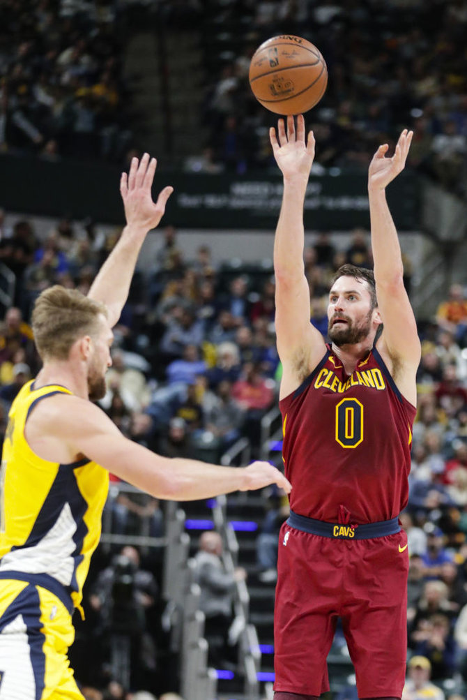 „Scanpix“/AP nuotr./Domantas Sabonis (kairėje) ir „Indiana Pacers“ namie pranoko „Cleveland Cavaliers“ klubą.