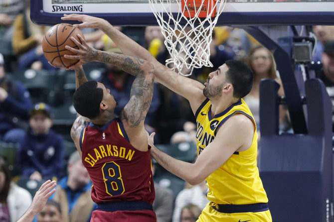 Scanpix/AP Photo/Goga Bitadze (right) and the Indiana Pacers beat the Cleveland Cavaliers at home.