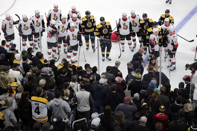 „Scanpix“/AP nuotr./Scottas Sabourinas patyrė traumą, kuri sukrėtė NHL rungtynių Bostone dalyvius.