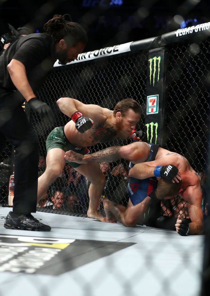 „Scanpix“ nuotr./Conoras McGregoras įveikė Donaldą Cerrone'ą per UFC kovą Las Vegase.