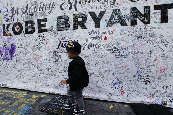 „Scanpix“/AP nuotr./Prie „Staples Center“ arenos žmonės neša įvairius daiktus Kobe Bryanto atminimui.
