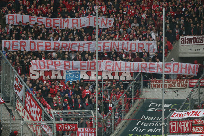 „Scanpix“ nuotr./„Bayern“ sirgaliai svečių stadione iškėlė Dietmarą Hoppą įžeidžiantį plakatą.