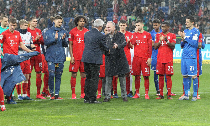 „Scanpix“ nuotr./„Bayern“ sirgaliai svečių stadione iškėlė Dietmarą Hoppą įžeidžiantį plakatą.