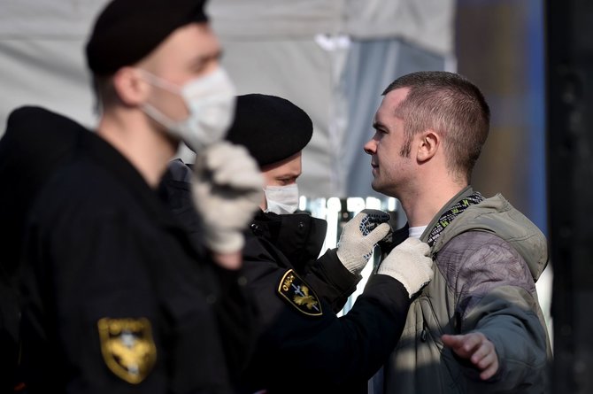 AFP/„Scanpix“ nuotr./Baltarusijoje koronaviruso fone vyksta futbolo rungtynės su žiūrovais.