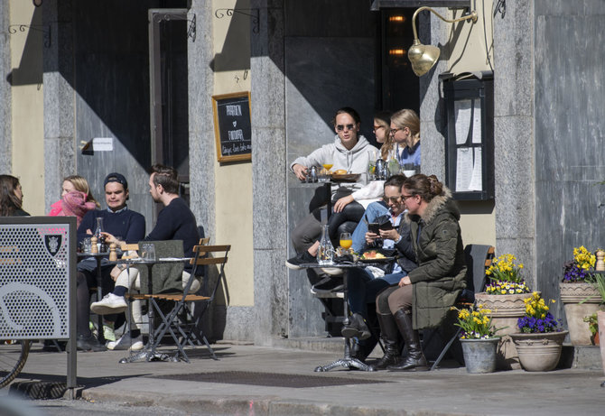 „Scanpix“ nuotr./Stokholme veikia lauko kavinės gyvenimas.