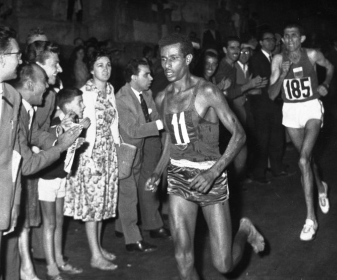 „Scanpix“/AP nuotr./Abebe Bikila bėgo basas per Romos olimpines žaidynes.