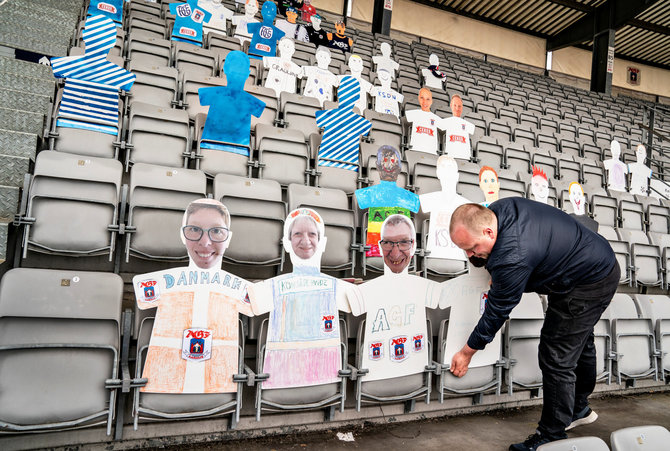 „Reuters“/„Scanpix“ nuotr./Orhuso „Ceres Park“ stadiono darbuotojai rengiasi Danijos futbolo lygos rungtynės.